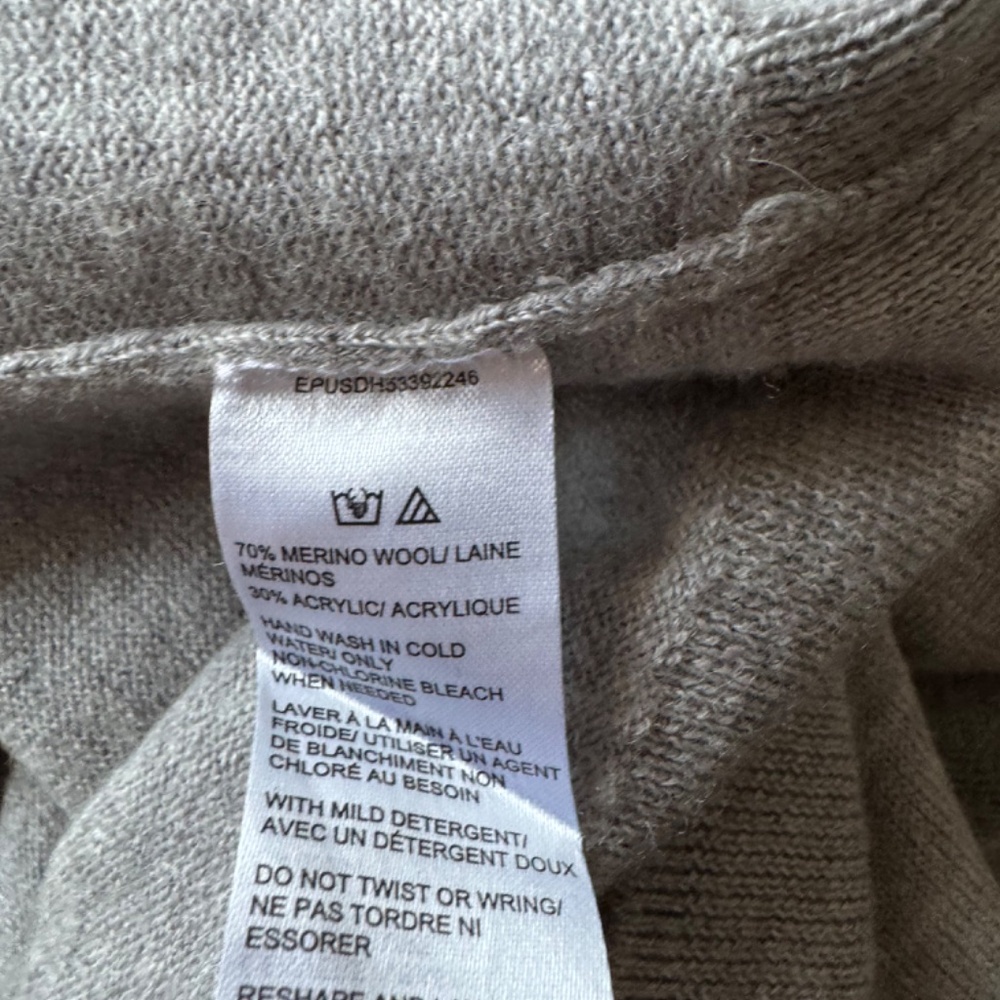 Saks  Fifth Avenue sweater - Picture 7 of 12